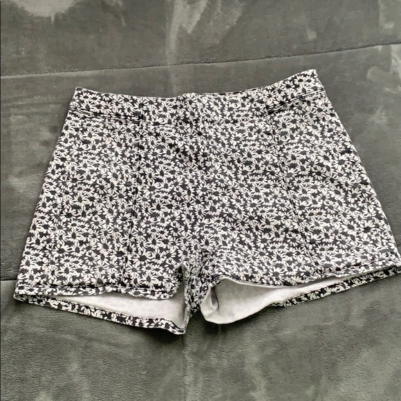Bullhead Pants - Black and white floral shorts